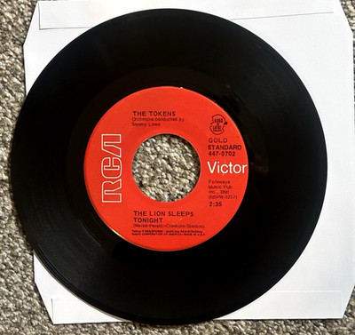 Vintage THE TOKENS, ''THE LION SLEEPS TONIGHT'', 7'' vinyl 45 RPM #447-0702 VG+ EX