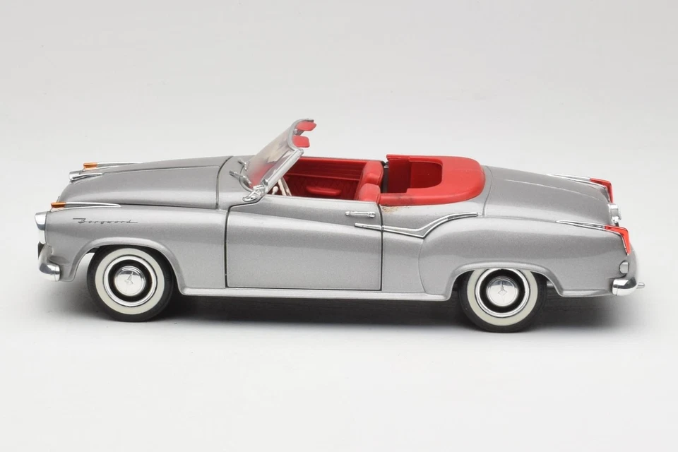 08411 Borgward Isabella Cabriolet Silver Revell 1/18 - Image 4 of 4