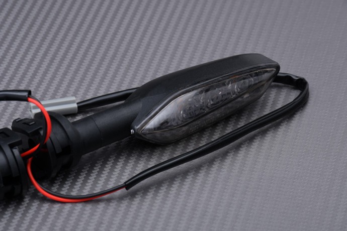 Clignotants avant LED Yamaha XSR700 noirs de haute précision Y-Perf - 2