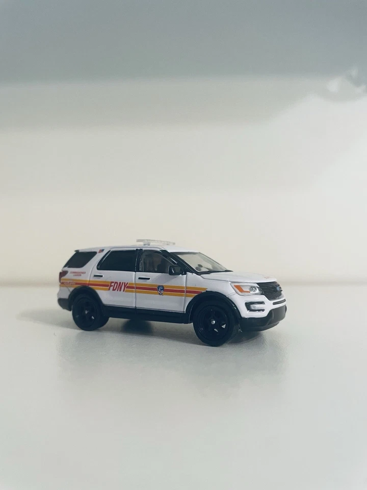 Greenlight 1:64 2016 FDNY Ford Explorer 2016 Commander Liaison Very Rare - Image 2 of 4