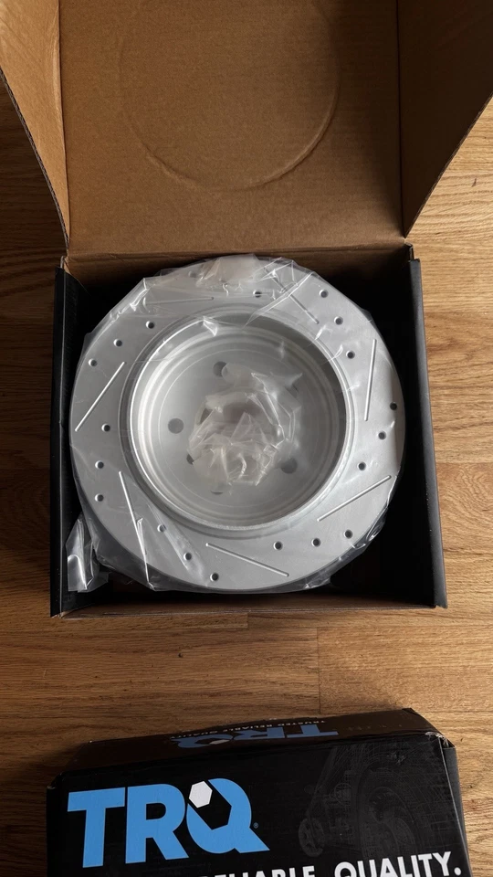 Rotores de freno de rendimiento perforados y ranurados BMW E46 325xi/325i/328i delanteros/traseros Foto 2 de 4