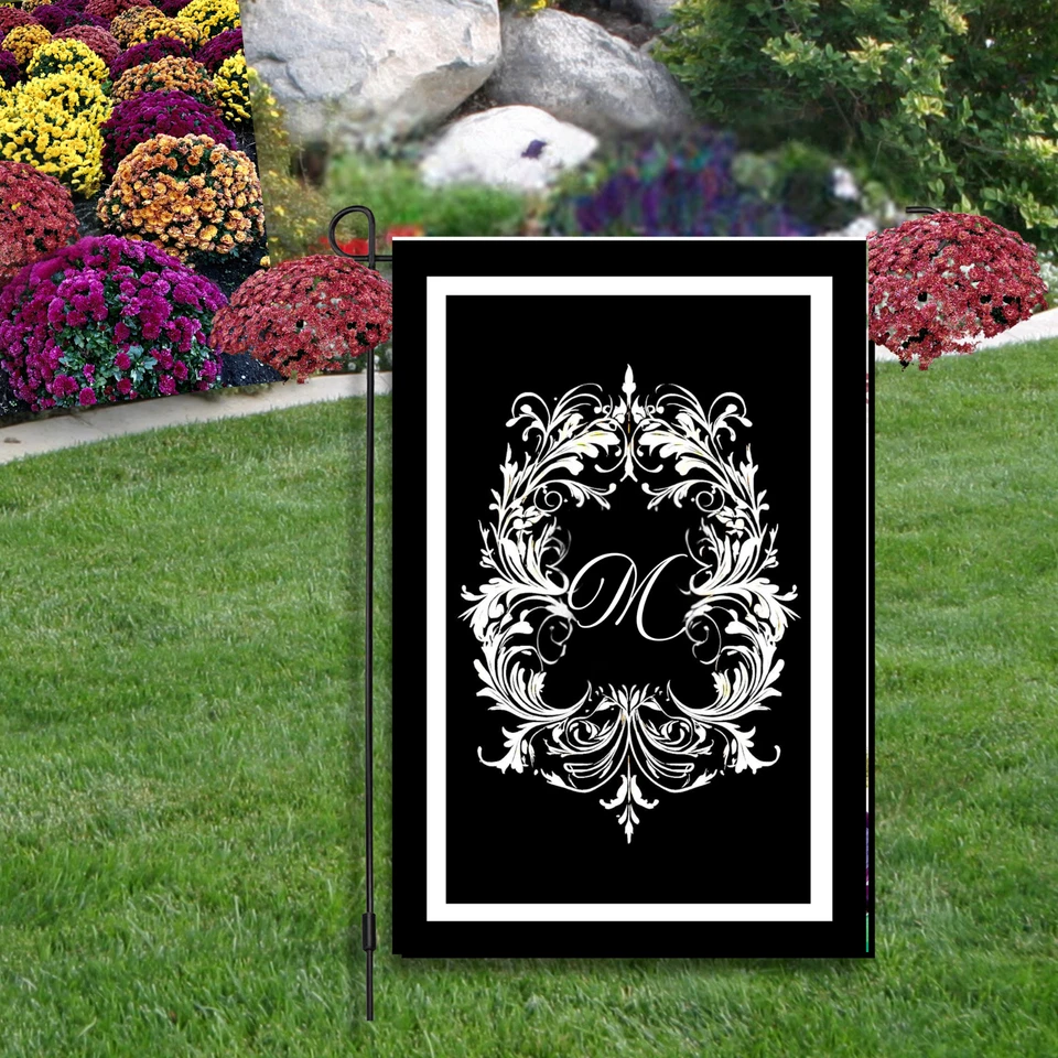 Bandera de jardín con monograma blanco y negro, decoración exterior personalizada, inicial personalizada Foto 3 de 4