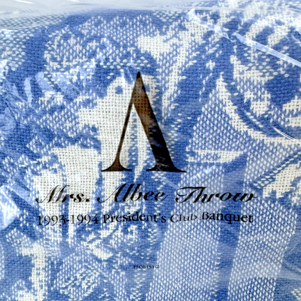 Manta tapiz vintage victoriana dama azul 60" x 46" Avon Mrs Albee Foto 2 de 3