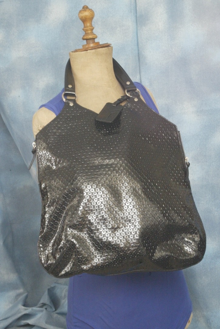 SAINT LAURENT Borsa a tracolla YSL nera in vernice usata delicatamente