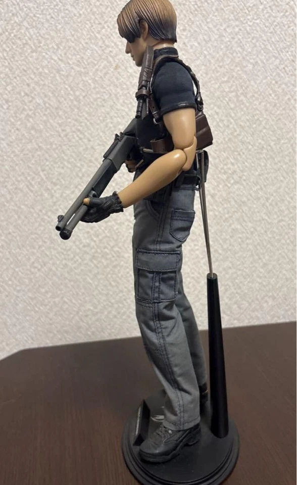 Figura 1/6 Basura Hot Toys VGM01 Resident Evil Biohazard 4 Leon S. Kennedy Foto 4 de 4