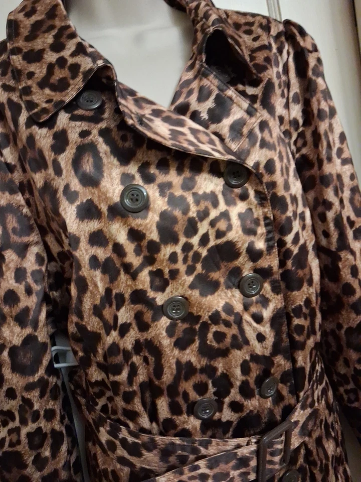 Abrigo K DASH by Kardashian Colección Leopardo Doble Pecho 1X Foto 2 de 4