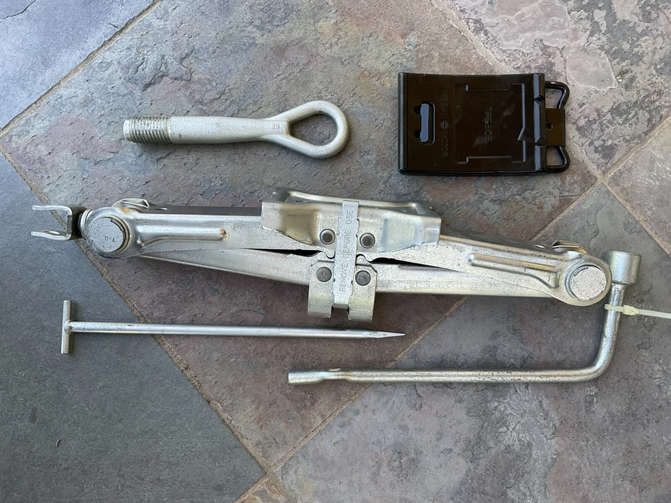 Infinity FX35 FX45 2002-2008 gato de neumático y herramientas OEM Foto 2 de 4