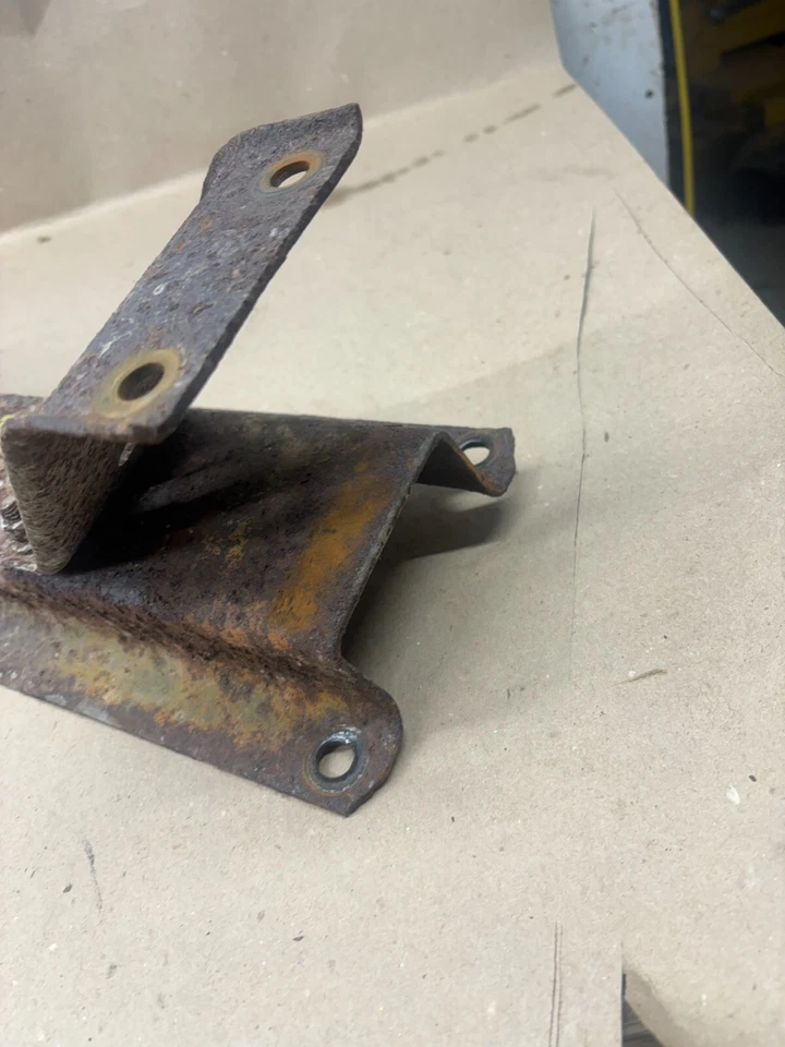 1981 86 1987 DODGE D350 D250 D150 V8 2WD 2X4 TRANSMISSION CROSSMEMBER MOUNT 727 - Image 3 of 4