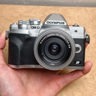 Olympus OM-D E-M10 Mark IV Mirrorless Camera Kit with 14-42mm Lens Excellent
