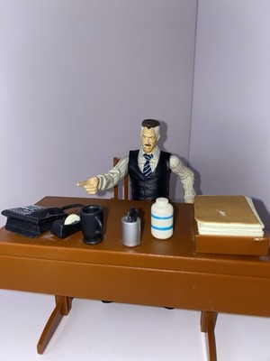 J. Jonah Jameson mit Schreibtisch Pounding Action Toybiz Actionfigur Spiderman Film 