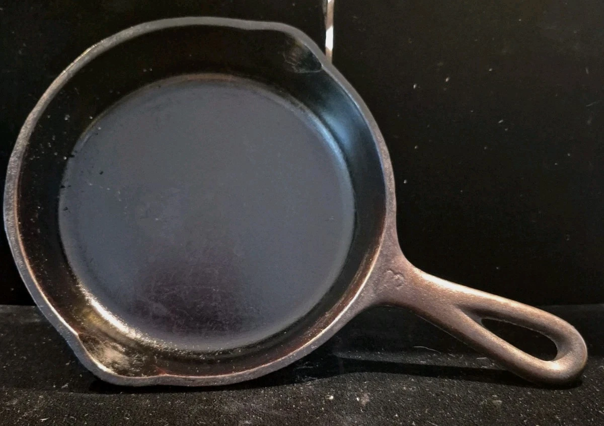 Vintage Number 3 Wagner Ware Sidney O 1053 P Cast Iron 7" Skillet