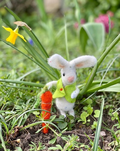 The Makerss Felting Kit - Bunny with Carrot Needle Felt Kit - Picture 2 of 4
