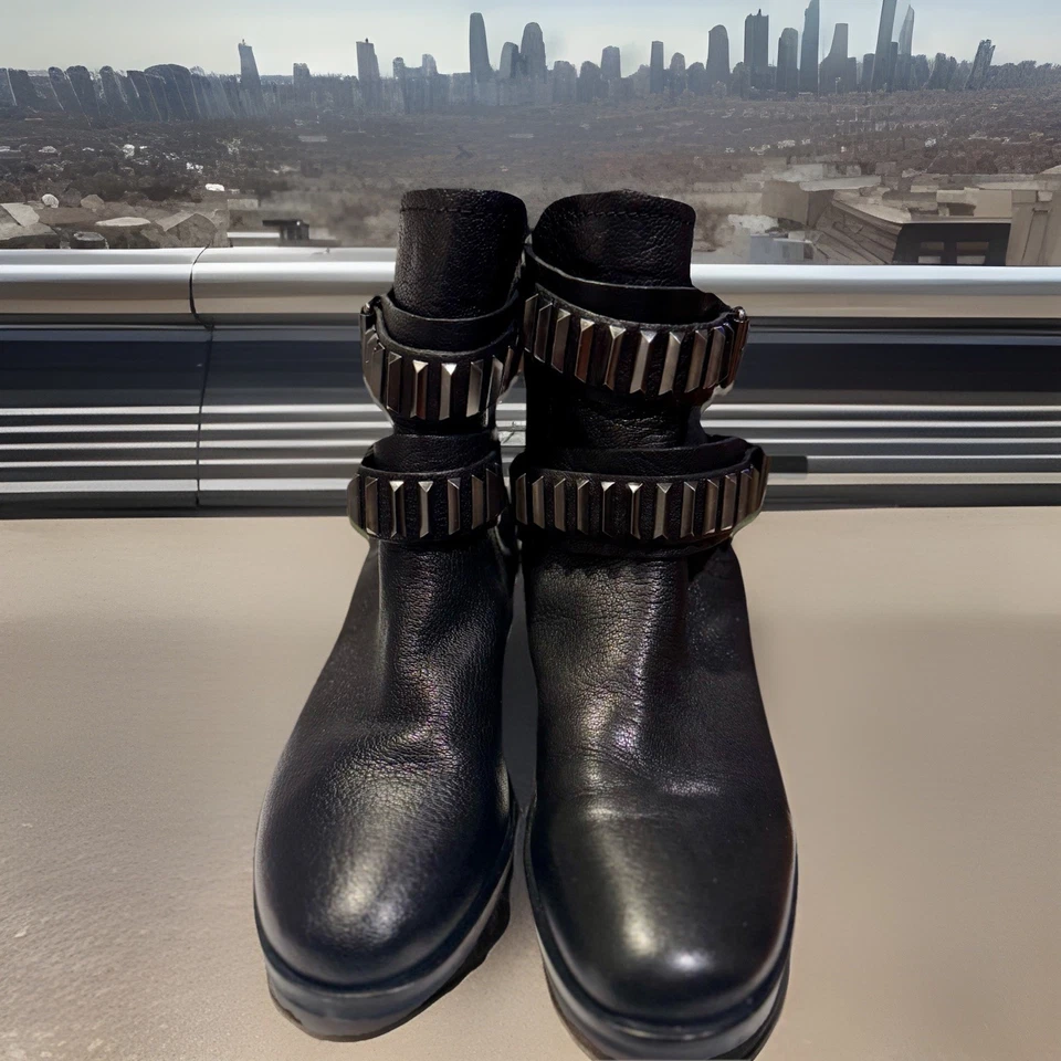 Botines Pour La Victoire para mujer de cuero negro con correa tachonada, talla 8M Foto 4 de 4