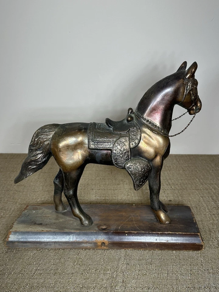 Estatuilla de caballo de metal fundido de colección estatua de pony occidental con silla de montar rústica años 50’s Foto 4 de 4