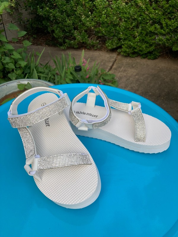Olivia Miller NWOB Sahara White w/Clear Rhinestone's Sandal  Women's Sz 7