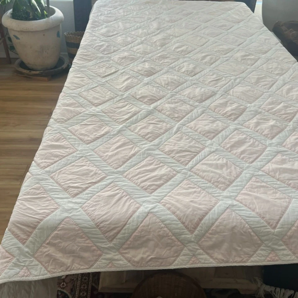 Edredón Serena & Lily Rosa Blanco Diamante Patrón Diagonal Reversible 94x87" Queen Foto 2 de 4