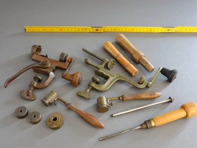 Lot d'anciens outils de rechargement de cartouches – Sertisseuses, désamorceur, - Photo 1/4