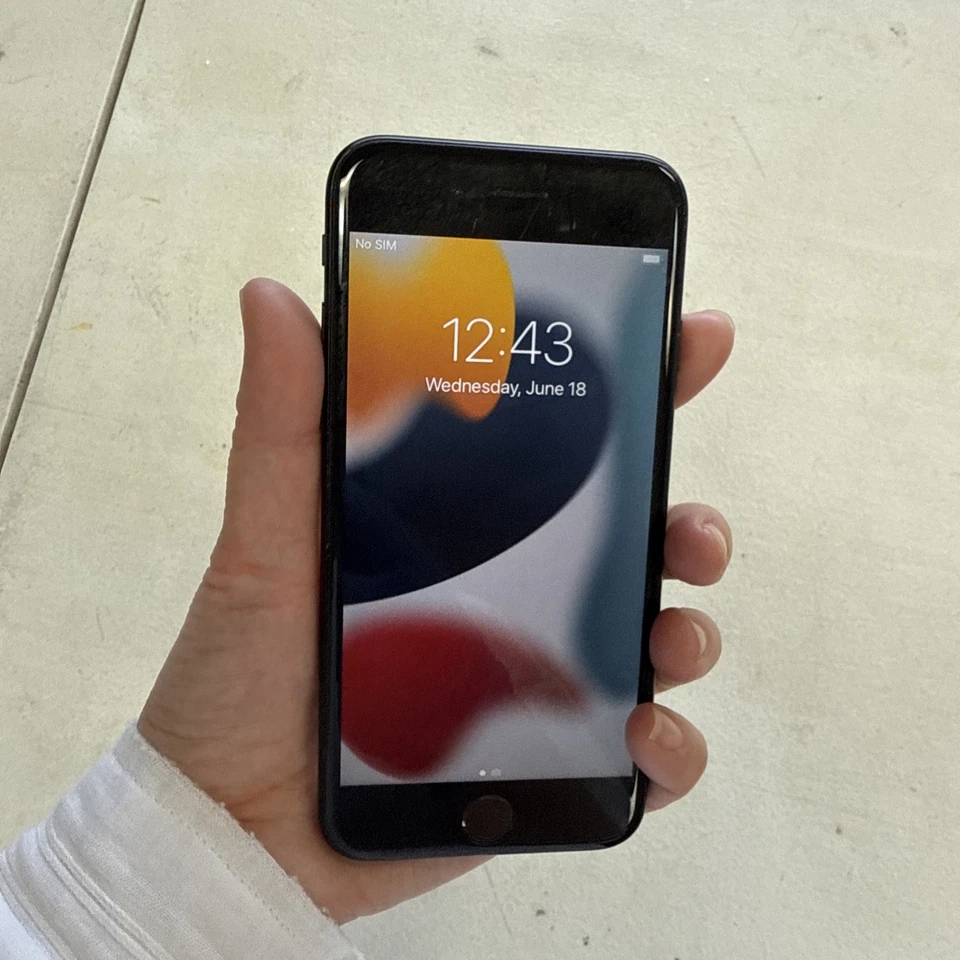 Apple iPhone 7 - Unlocked - 32GB - Image 3 of 4