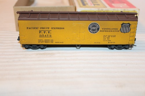 HO Scale Train-Miniatures, 40' Box Car, Pacific Fruit Express, Yellow, #35472 - Picture 2 of 3
