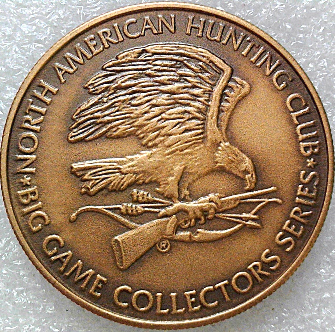 M*n様 ナタク海金メッキ銅章.直径45 mm.宝相模様彫刻版.格付け章PCGS NORTH AMERICAN HUNTING CLUB (NAHC) COLLECTORS MEDALLION BLACK BEAR