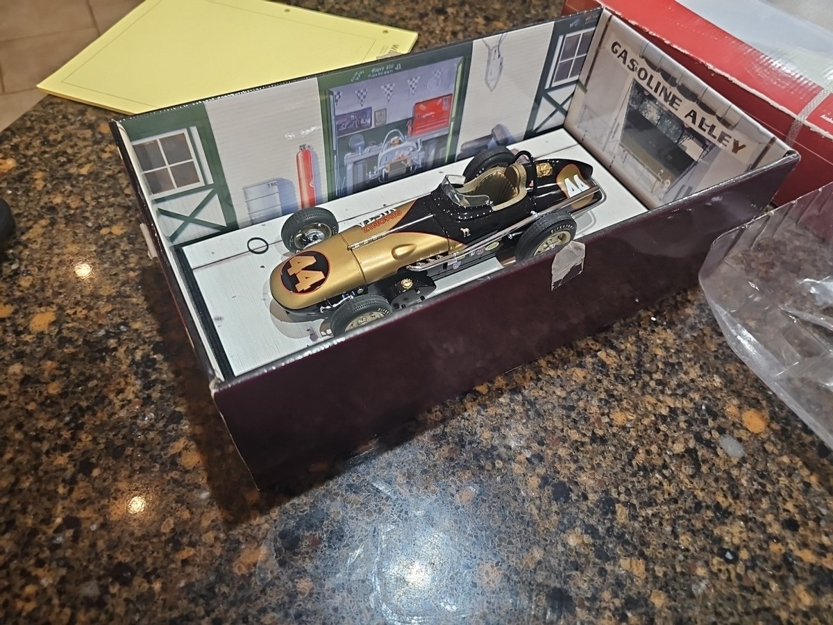 Miniature Carousel1 1/18 Watson Roadster 1962 - Indy 500 #44 Jim Rathmann, Or, Diecast