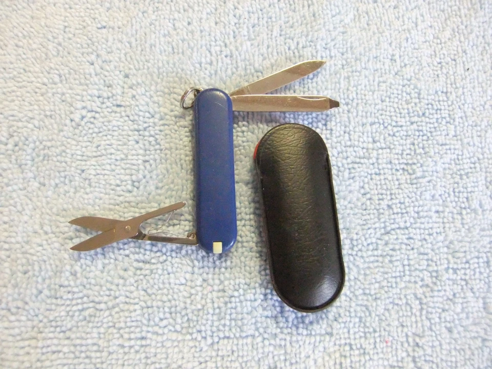 Cuchillo Victorinox 58mm Clásico Estrella de David con Estuche Foto 2 de 3