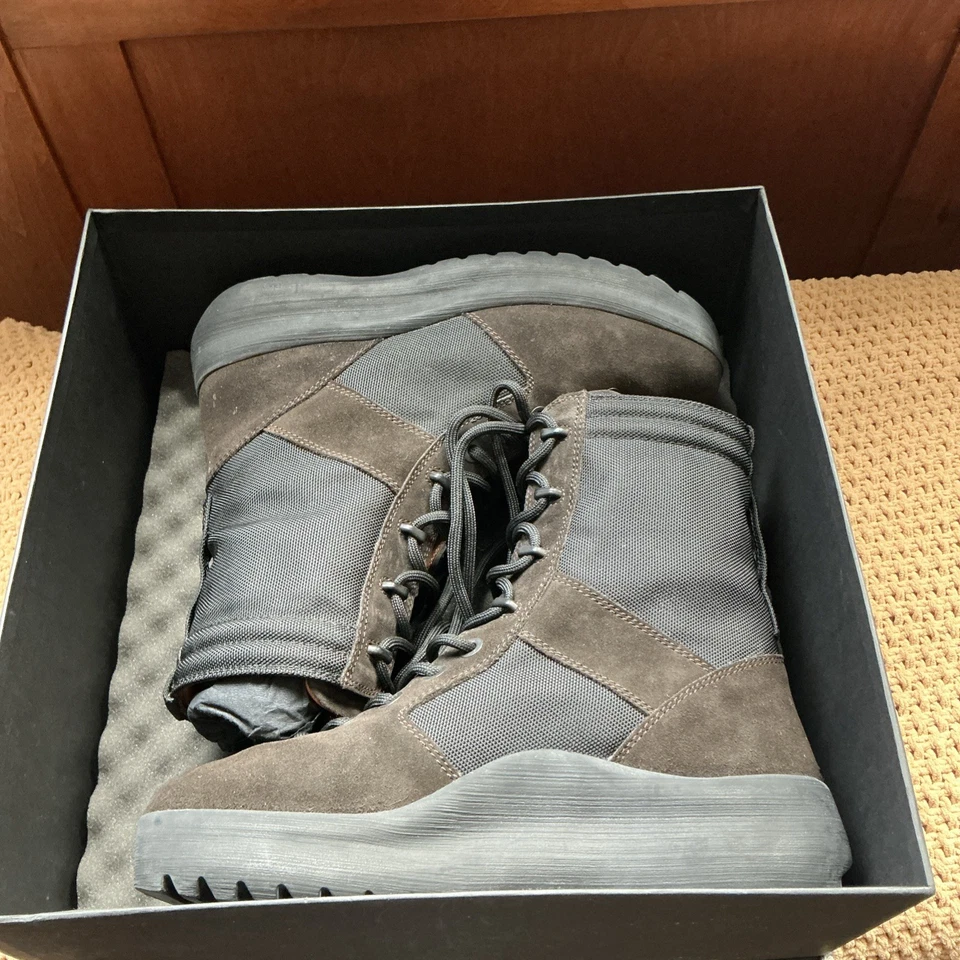 Botas de Combate Yeezy Temporada 3 Marrón Talla 42EU 9US Kanye West Tono Ónix RN 151191 Foto 4 de 4