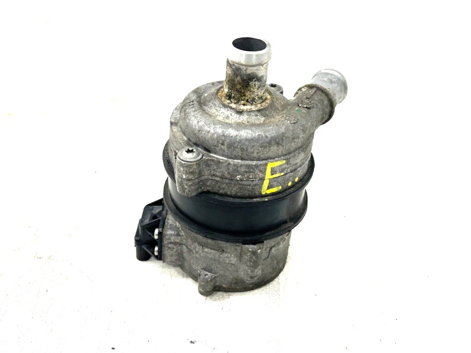Bomba de agua auxiliar secundaria refrigerante motor AUDI A6 C7 2012-2018 OEM Foto 3 de 4