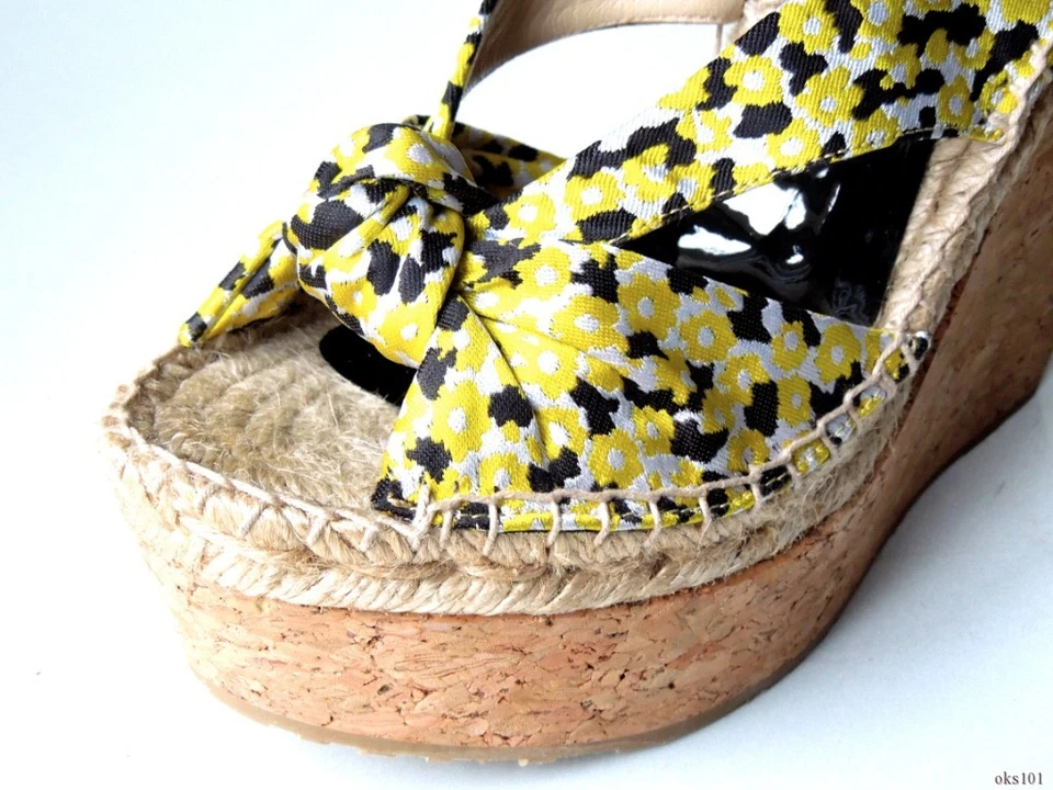 JIMMY CHOO Amarillo Negro Puntera Abierta Estampado Floral Logo Parisa Cuñas Zapatos Nuevos $695 Foto 3 de 4