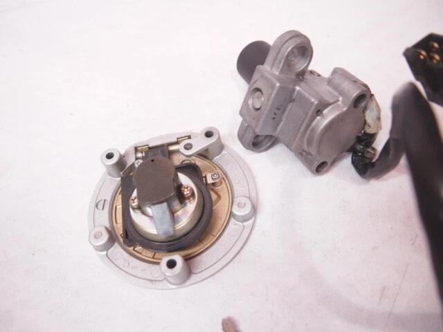 Juego de llaves originales Ducati Monster 900 tapa depósito Foto 4 de 4