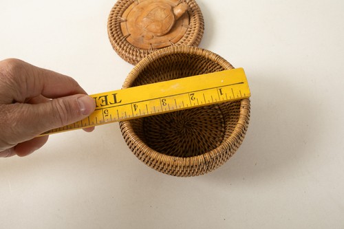 Handmade Weaved Basket w/Carved Wooden Turtle Top (R3C/JSF6) Mismatched? - Imagen 14 de 14
