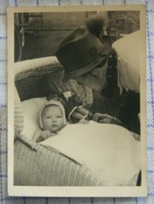 Photo homme bébé poussette chapeau loden chapeau gams chapeau de chasseur 1948 k2