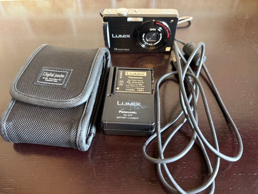 Panasonic LUMIX 12メガピクセル コンパクトデジタルカメラ Panasonic LUMIX 12 Megapixel Compact Digital Camera with Battery