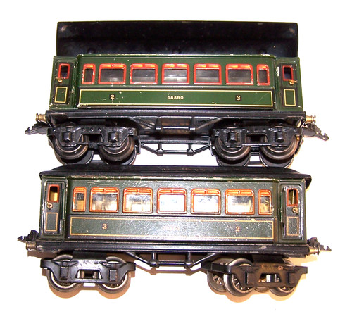 2 alte vierachsige Märklin Spur 0 Personenwagen 18860 + Personenwagen 18880