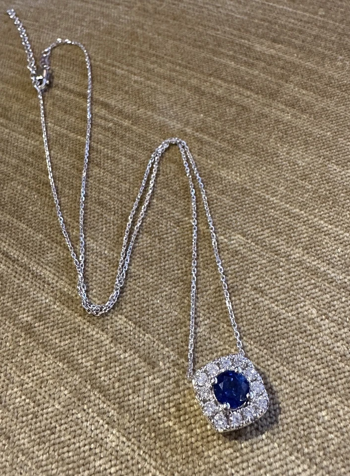 Ожерелье с подвеской гало из белого золота 14 карат с натуральным сапфиром и бриллиантами - HM2749S