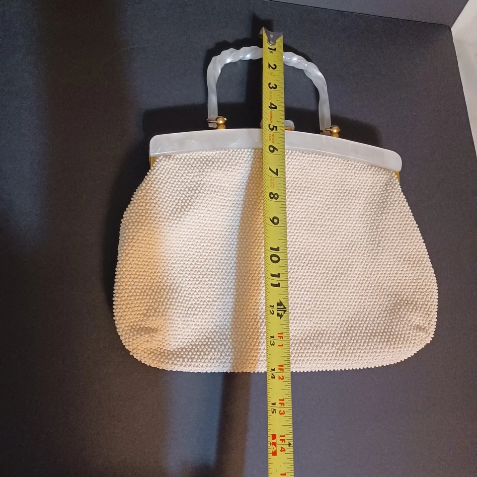 Cartera con cuentas LaRegale de los años 50 cuentas blancas con lucita y latón hecha en Hong Kong Foto 4 de 4