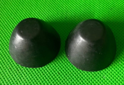 ZWEI GUMMIKAPPEN OBEN LENKVORBAUMUTTER ABDECKUNGEN FEDERBEIN SPINDEL ACHSE MIDI RV150 BUGGY
