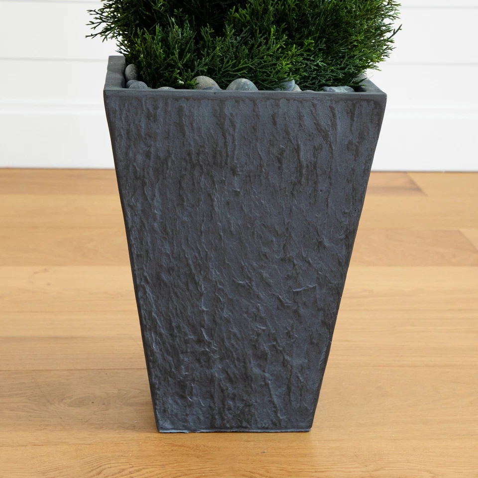 Árbol topiario espiral ciprés cedro artificial de 4’ en maceta UV (interior/exterior). Foto 4 de 4