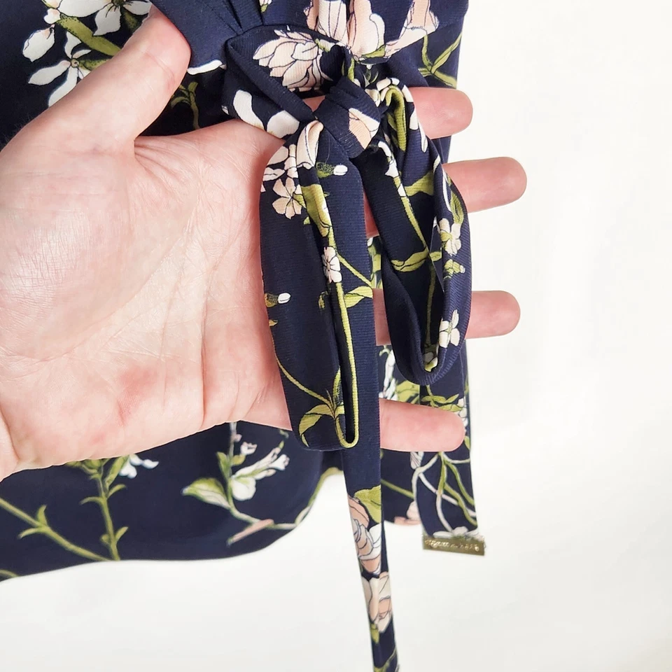 Blusa Tommy Hilfiger Feminina Tamanho Médio Sem Mangas Azul Marinho Amarrar Frente Estampa Floral - Imagem 3 de 4