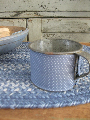 Antica tazza di latta blu Calico etichetta latticello - Foto 2 di 9