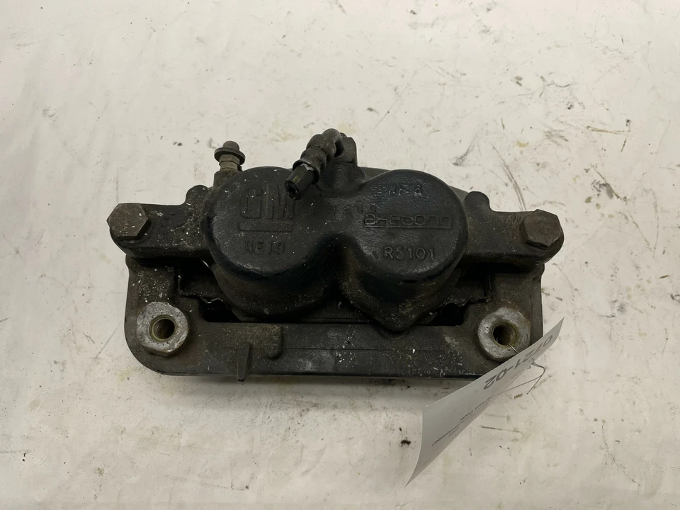 2015-2018 CADILLAC ЭСКАЛЕЙД ПЕРЕДНИЙ ПРАВЫЙ ПАССАЖИРСКИЙ БОКОВОЙ СУППОРТ AKEBONO OEM - Изображение 3 из 4