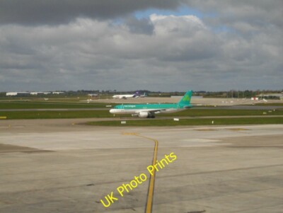 Foto 6x4 Flughafen Dublin Geflügel ein Aer Lingus Flugzeug passiert Terminal c2015