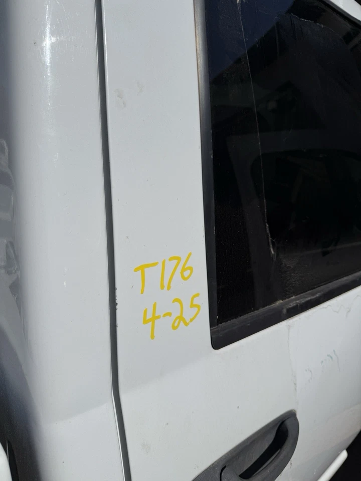 03-09 MONTAJE PUERTA TRASERA DERECHA DODGE RAM 2500 CABINA CUÁDRUPLE BLANCA Foto 2 de 4