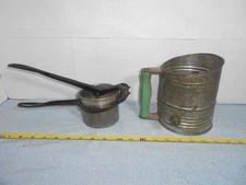 2 VINTAGE KITCHEN SET-JUICE SQUEEZER STRAINER +BROMWELL FLOUR SIFTER METAL -W 77