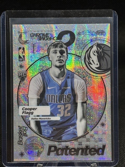 COOPER FLAGG 2025-26 TOPPS CHROME COOPER FLAGG PATENTED CASE HIT SSP - MAVS RC