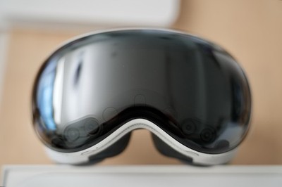 Apple Vision Pro 1TB with M2 Chip w/Dual Knit Band And Extra Battery