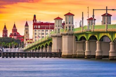 Skyline der Stadt St. Augustine, Florida, USA und Brücke der Löwen. (69663562)
