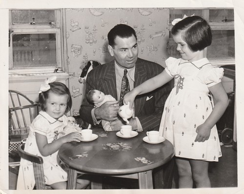 JACK DEMPSEY HAVING TEA PARTY WITH DAUGHTERS ORIGINAL WIRE PHOTO JULY 19, 1939 - 第 1/2 張圖片