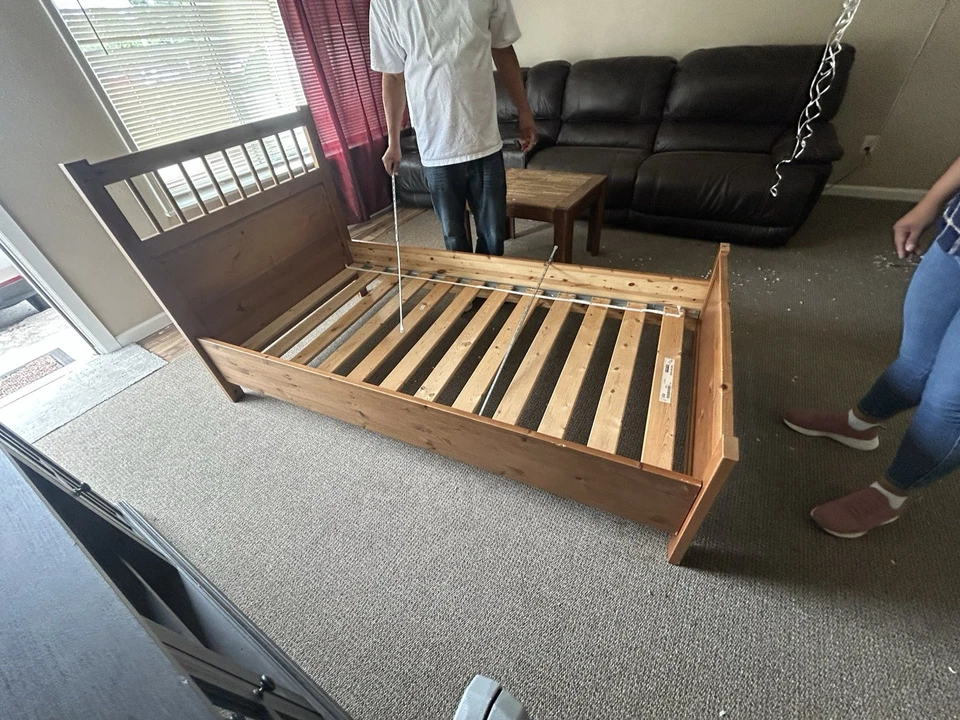 Marco de cama de madera tamaño doble con cabecero Foto 3 de 4