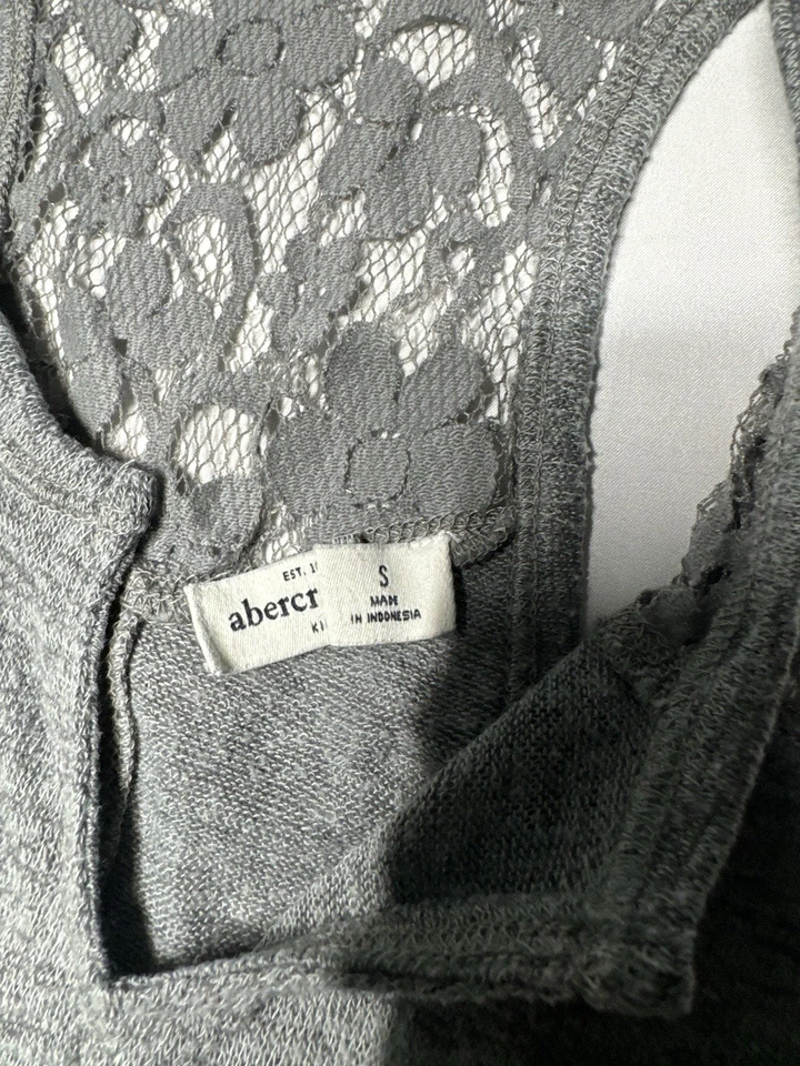 Top de encaje verdoso/gris Abercrombie Kids talla pequeña excelente estado Foto 4 de 4